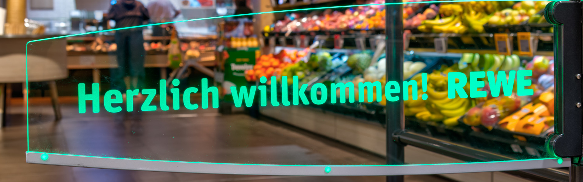 Herzlich willkommen im REWE Eingang